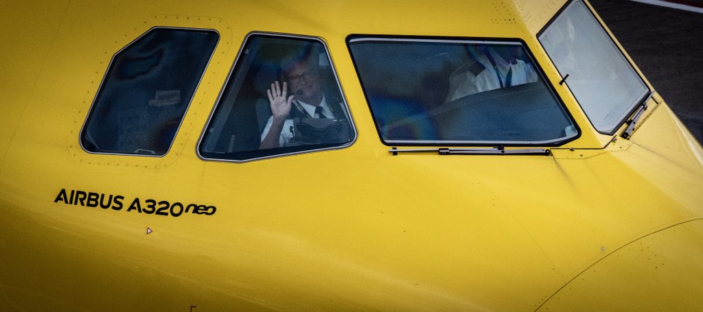 Spirit Airlines pilot waves from the cockpit 